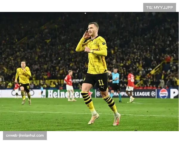 特写：失利后，多特蒙德队长罗伊斯安慰泪洒赛场的年轻队友